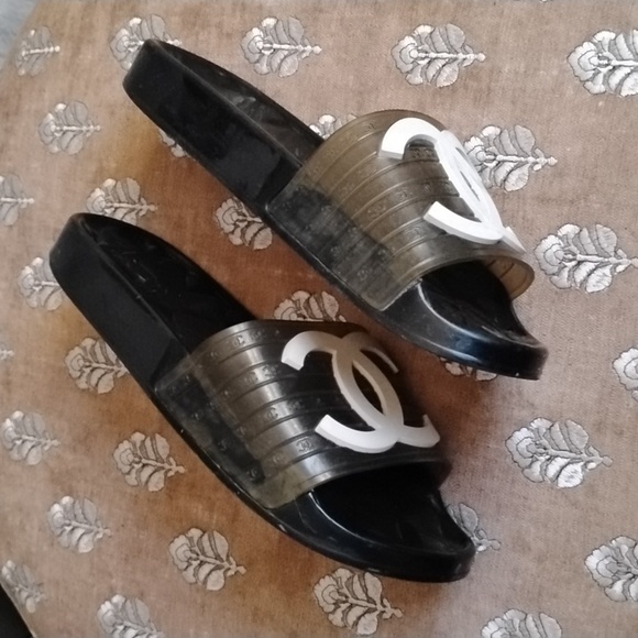 Authentic Chanel Women's Black and White Logo Slides - Picture 5 of 7